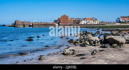 Blick über den West Bay Beach zum Hafen von North Berwick und der Stadt in East Lothian, Schottland, Großbritannien Stockfoto