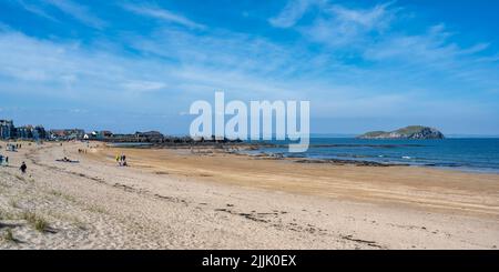 Panoramablick auf Milsey Bay Beach in Richtung Scottish Seabird Centre, mit Craigleith Island auf der rechten Seite, North Berwick, East Lothian, Schottland, Großbritannien Stockfoto