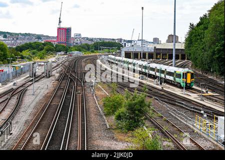 Brighton UK 27. July 2022 - die Bahnstrecken vor dem Bahnhof Brighton sind ruhig, da die Gewerkschaft RMT einen weiteren Streiktag aushält, da ihr Streit mit Network Rail weiter andauert : Credit Simon Dack / Alamy Live News Stockfoto