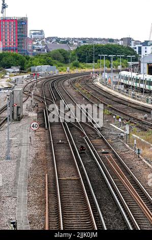 Brighton UK 27. July 2022 - die Bahnstrecken vor dem Bahnhof Brighton sind ruhig, da die Gewerkschaft RMT einen weiteren Streiktag aushält, da ihr Streit mit Network Rail weiter andauert : Credit Simon Dack / Alamy Live News Stockfoto