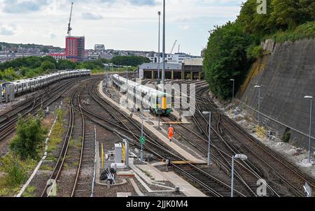 Brighton UK 27. July 2022 - die Bahnstrecken vor dem Bahnhof Brighton sind ruhig, da die Gewerkschaft RMT einen weiteren Streiktag aushält, da ihr Streit mit Network Rail weiter andauert : Credit Simon Dack / Alamy Live News Stockfoto