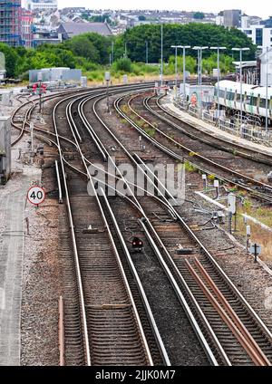 Brighton UK 27. July 2022 - die Bahnstrecken vor dem Bahnhof Brighton sind ruhig, da die Gewerkschaft RMT einen weiteren Streiktag aushält, da ihr Streit mit Network Rail weiter andauert : Credit Simon Dack / Alamy Live News Stockfoto