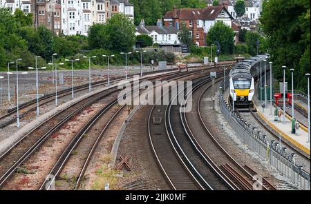 Brighton UK 27. July 2022 - die Bahnstrecken vor dem Bahnhof Brighton sind ruhig, da die Gewerkschaft RMT einen weiteren Streiktag aushält, da ihr Streit mit Network Rail weiter andauert : Credit Simon Dack / Alamy Live News Stockfoto