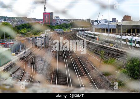 Brighton UK 27. July 2022 - die Bahnstrecken vor dem Bahnhof Brighton sind ruhig, da die Gewerkschaft RMT einen weiteren Streiktag aushält, da ihr Streit mit Network Rail weiter andauert : Credit Simon Dack / Alamy Live News Stockfoto