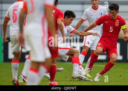 Toyota, Japan. 27.. Juli 2022. Sun Ming Him (3. l) aus Chinas Hongkong steht mit Zhu Chenjie (1. R) aus China während eines Spiels zwischen China und Chinas Hongkong bei der Ostasiatischen Fußballföderation E-1 Football Championship 2022 in Toyota City, Präfektur Aichi, Japan, am 27. Juli 2022 gegenüber. Quelle: Zhang Xiaoyu/Xinhua/Alamy Live News Stockfoto