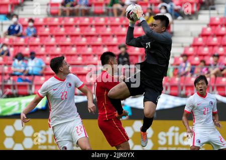 Toyota, Japan. 27.. Juli 2022. Torhüter Chan Ka Ho (Spitze) von Chinas Hongkong spart sich am 27. Juli 2022 bei einem Spiel zwischen China und Chinas Hongkong bei der Ostasiatischen Fußballföderation E-1 Football Championship 2022 in Toyota City, Präfektur Aichi, Japan. Quelle: Zhang Xiaoyu/Xinhua/Alamy Live News Stockfoto