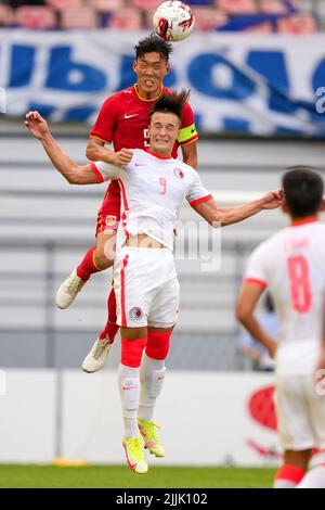 Toyota, Japan. 27.. Juli 2022. Zhu Chenjie (Spitze) aus China steht mit Matthew Elliot Orr Wing Kai aus Chinas Hongkong ein Spiel zwischen China und Chinas Hongkong bei der Fußball-Europameisterschaft 2022 des Ostasiatischen Fußballverbands E-1 in Toyota City, Präfektur Aichi, Japan, am 27. Juli 2022. Quelle: Zhang Xiaoyu/Xinhua/Alamy Live News Stockfoto