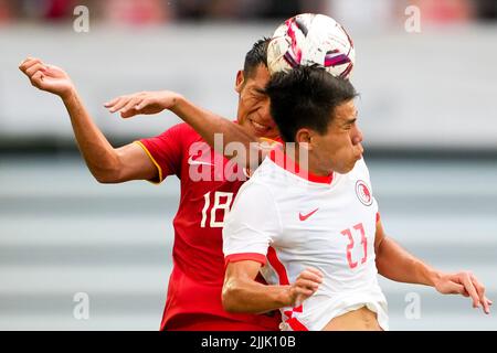 Toyota, Japan. 27.. Juli 2022. HE Yupeng (L) aus China lebt mit Sun Ming um Chinas Hongkong während eines Spiels zwischen China und Chinas Hongkong bei der 2022 East Asian Football Federation E-1 Football Championship in Toyota City, Präfektur Aichi, Japan, am 27. Juli 2022. Quelle: Zhang Xiaoyu/Xinhua/Alamy Live News Stockfoto