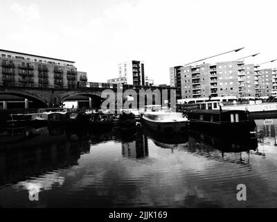 Kontrastreiche Schwarz-Weiß-Aufnahme des Limehouse Basin im Osten Londons Stockfoto