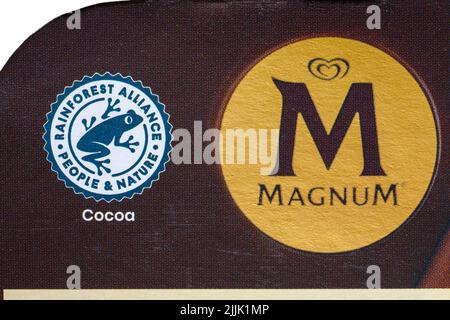 Rainforest Alliance People & Nature Certified Symbol-Logo Kakao auf Karton mit Magnum Classic Remix Eiscreme Stockfoto