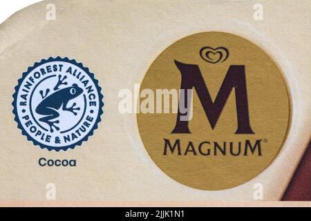 Rainforest Alliance People & Nature Certified Symbol-Logo Kakao auf Karton mit Magnum Almond Remix Eiscreme Stockfoto