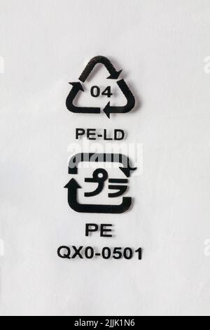 PE-LD 04 PE QXO-0501 PE-LD Polyethylen niedriger Dichte 4 Stempel auf Plastikbeutelverpackung - Recycling-Symbole auf Plastikbeutel Stockfoto