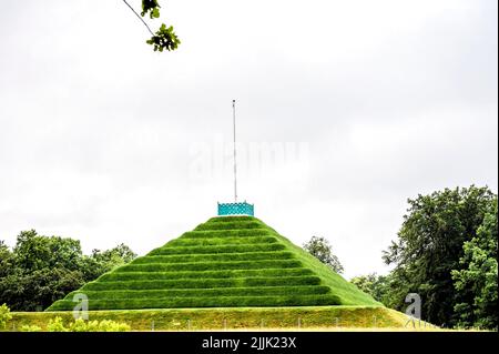 Pyramiden im Schlosspark von Branitz Stockfoto