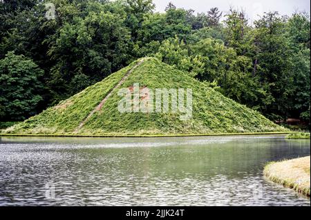 Pyramiden im Schlosspark von Branitz Stockfoto