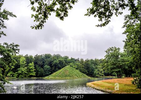 Pyramiden im Schlosspark von Branitz Stockfoto