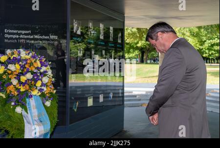 München, Deutschland. 27.. Juli 2022. Der bayerische Ministerpräsident Markus Söder (CSU) verbeugt sich an der Gedenkstätte zum Attentat bei den Olympischen Spielen 1972. Der Premierminister legte vor einer Gedenkfeier zum Jahrestag der Spiele einen Kranz nieder. Quelle: Stefan Puchner/dpa-Pool/dpa/Alamy Live News Stockfoto