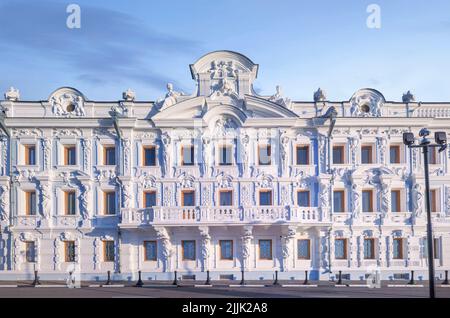 Das gut des Händlers Rukawischnikow auf dem Werchne-Wolschskaja-Ufer, das Fragment der Fassade. Nischni Nowgorod, Russland Stockfoto