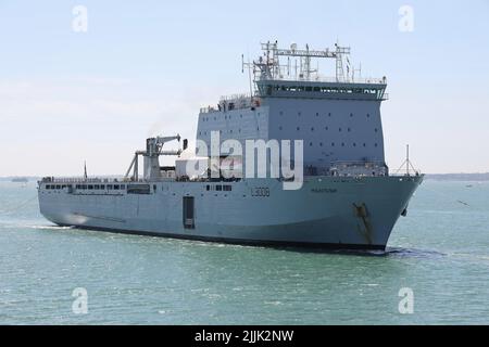 Das Royal Fleet Auxiliary Bay-Klasse-Landeschiff RFA MOUNTS BAY (L3008) erreicht den Marinestützpunkt Stockfoto