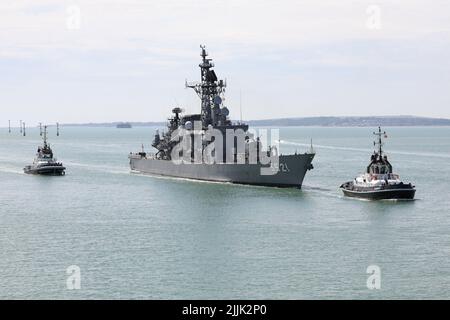 Das japanische Schiff der maritimen Selbstverteidigungskräfte JS SHIMAKAZE nähert sich dem Marinestützpunkt Stockfoto