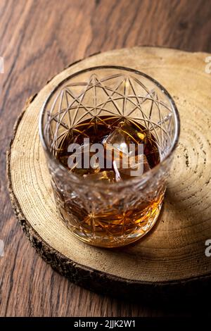 Schottisches Whiskey-Glas, auf Holztisch Stockfoto