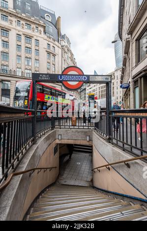 Außerhalb des Eingangs zur Monument Underground, London, Großbritannien Stockfoto