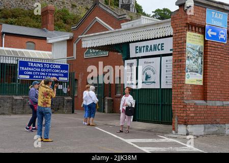 Passagers vom Emerald Princess-Schiff, das Fotos im Heritage Center in Cobh, County Cork, Irland, macht, Juli 2022 Stockfoto