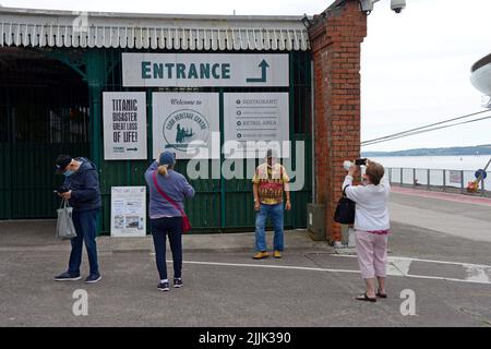 Passagers vom Emerald Princess-Schiff, das Fotos im Heritage Center in Cobh, County Cork, Irland, macht, Juli 2022 Stockfoto
