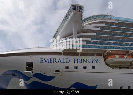 Das Schiff der Emerald Princess liegt am Heritage Center in Cobh, dem letzten Hafen der Titanic, County Cork, Irland, Juli 2022 Stockfoto