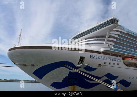 Das Schiff der Emerald Princess liegt am Heritage Center in Cobh, dem letzten Hafen der Titanic, County Cork, Irland, Juli 2022 Stockfoto
