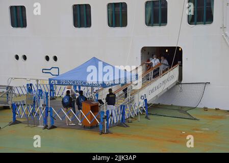 Pasangers, die das Schiff der Emerald Princess aussteigen, vertäut am Heritage Centre in Cobh, County Cork, Irland, Juli 2022 Stockfoto