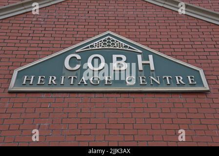 Schild mit Werbung für das Cobh Heritage Center, letzter Anlaufhafen der Titanic, County Cork, Irland. Stockfoto