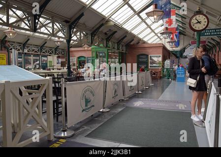 Als Passer des Cruise Ship Emerald Princess das Heritage Center in Cobh, County Cork, Irland, besuchten, war Cobh der letzte Anlaufhafen der Titanic Stockfoto