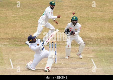 Galle, Sri Lanka. 27.. Juli 2022. Der Sri-lankische Dhananjaya de Silva spielt eine Chance, als Pakistans Wicketkeeper Mohammad Rizwan (R) und Kapitän Babar Azam am am 4.. Tag des Test-Cricket-Spiels 2. zwischen Sri Lanka und Pakistan am 27.. Juli 2022 im Galle International Cricket Stadium in Galle zuschauen. Viraj Kothalwala/Alamy Live News Stockfoto