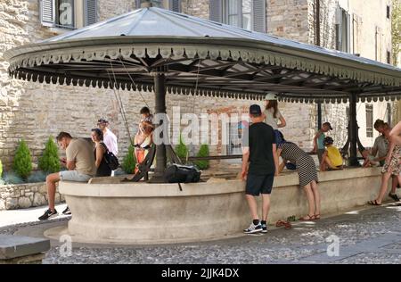 Upper Bergamo viele Touristen besuchen die Stadt im heißen Sommer Stockfoto