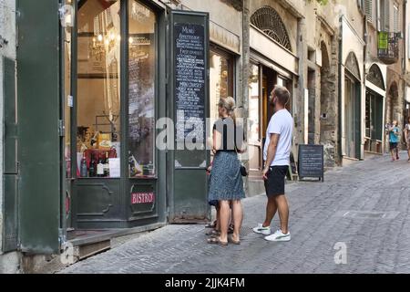 Upper Bergamo viele Touristen besuchen die Stadt im heißen Sommer Stockfoto