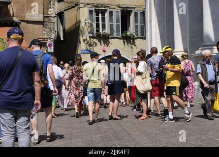 Upper Bergamo viele Touristen besuchen die Stadt im heißen Sommer Stockfoto