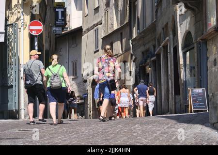 Upper Bergamo viele Touristen besuchen die Stadt im heißen Sommer Stockfoto