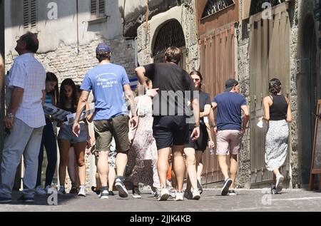 Upper Bergamo viele Touristen besuchen die Stadt im heißen Sommer Stockfoto