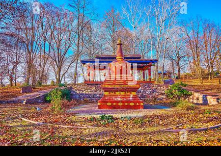 Der malerische tibetische Herbstgarten mit buddhistischem Chorten und Pavillon zur Meditation im Hintergrund, Kyiv Botanischer Garten, Ukraine Stockfoto