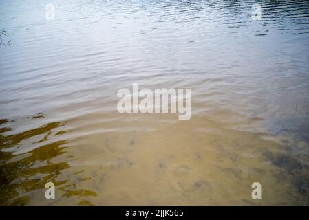 Wasser Oberfläche mit Helligkeit in der Ferne Stockfoto