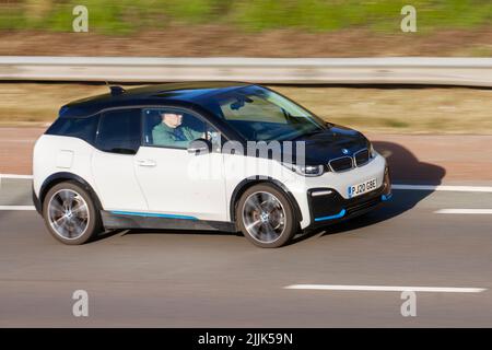 2020 weißer BMW i3 Elektrizität 1-Gang-Automatik; unterwegs auf der Autobahn M6 Großbritannien Stockfoto