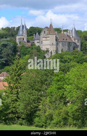 Das Chateau de La Rochepot oberhalb des Dorfes La Rochepot (Cote d'Or) FR Stockfoto