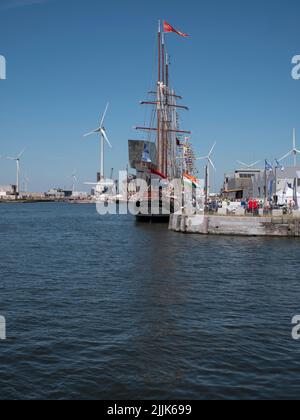 Antwerpen, Belgien, 24. Juli 2022, die Hochschiffrennen, das Segelschiff Oosterschelde, das im Kattendijkdok andockt ist, ist der größte niederländische Schoner Stockfoto