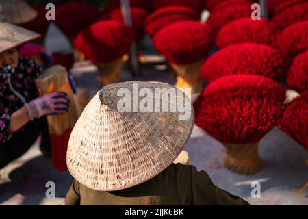 Zwei Frauen machen traditionelle vietnamesische Handwerkskunst in Hanoi Stockfoto