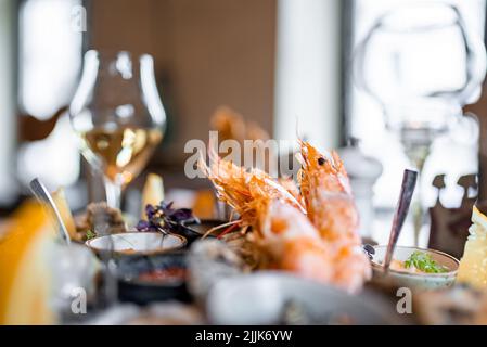 Traditionelle gebratene schwarze Tigergarnele mit Knoblauchbrot Stockfoto