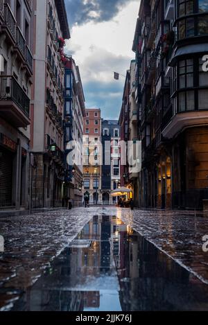 Ein schöner Blick auf die Straße einer Altstadt an einem regnerischen Tag in Bilbao, Spanien Stockfoto