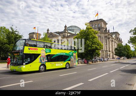 Berlin, Deutschland - 29. Juni 2022: Touristenbus steht vor dem Reichstag oder Bundestag und bringt Touristen auf Tour. Die Hop-on-Hop-off-Busse sind ein Pop Stockfoto