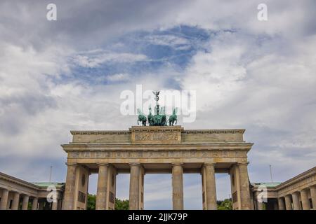 Berlin, Deutschland - 29. Juni 2022: Das Brandenburger Tor am Pariser Platz. Touristen versammeln sich auf dem Platz, um das beste Foto zu machen Stockfoto