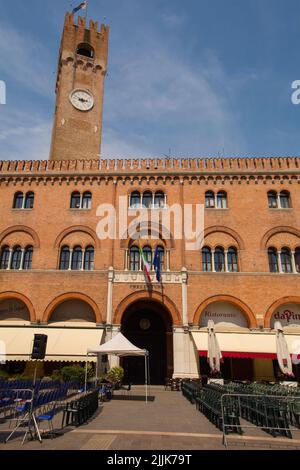 Treviso, Italien - 23.. Juli 2022. Der Stadtturm, der Torre Civica und der Palazzo del Podesta aus dem 13.. Jahrhundert auf der Piazza dei Signori in Treviso, Venetien Stockfoto