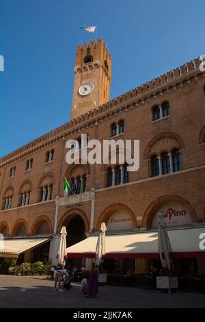 Treviso, Italien - 23.. Juli 2022. Der Stadtturm, der Torre Civica und der Palazzo del Podesta aus dem 13.. Jahrhundert auf der Piazza dei Signori in Treviso, Venetien Stockfoto